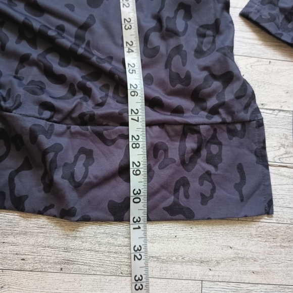 Maysoar tunic top With Pockets Leopard Print Long Sleeve V Neck Large NWT - Picture 7 of 11